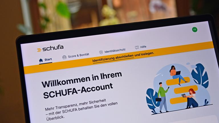 Der Schufa-Score ist ein statistischer Prozentwert (meist 1 bis 100 Prozent oder 100 bis 999 Punkte), der die Kreditwuerdigkeit einer Person einschaetzt. Er prognostiziert das zukuenftige Zahlungsverhalten basierend auf Positiv- (Kredite) und Negativdaten (Zahlungsausfaelle). Ein hoher Wert bedeutet ein geringes Ausfallrisiko und gute Bonitaet.
