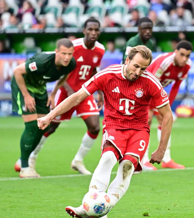 Wolfsburg - Bayern: Harry Kane beim Elfmeter
