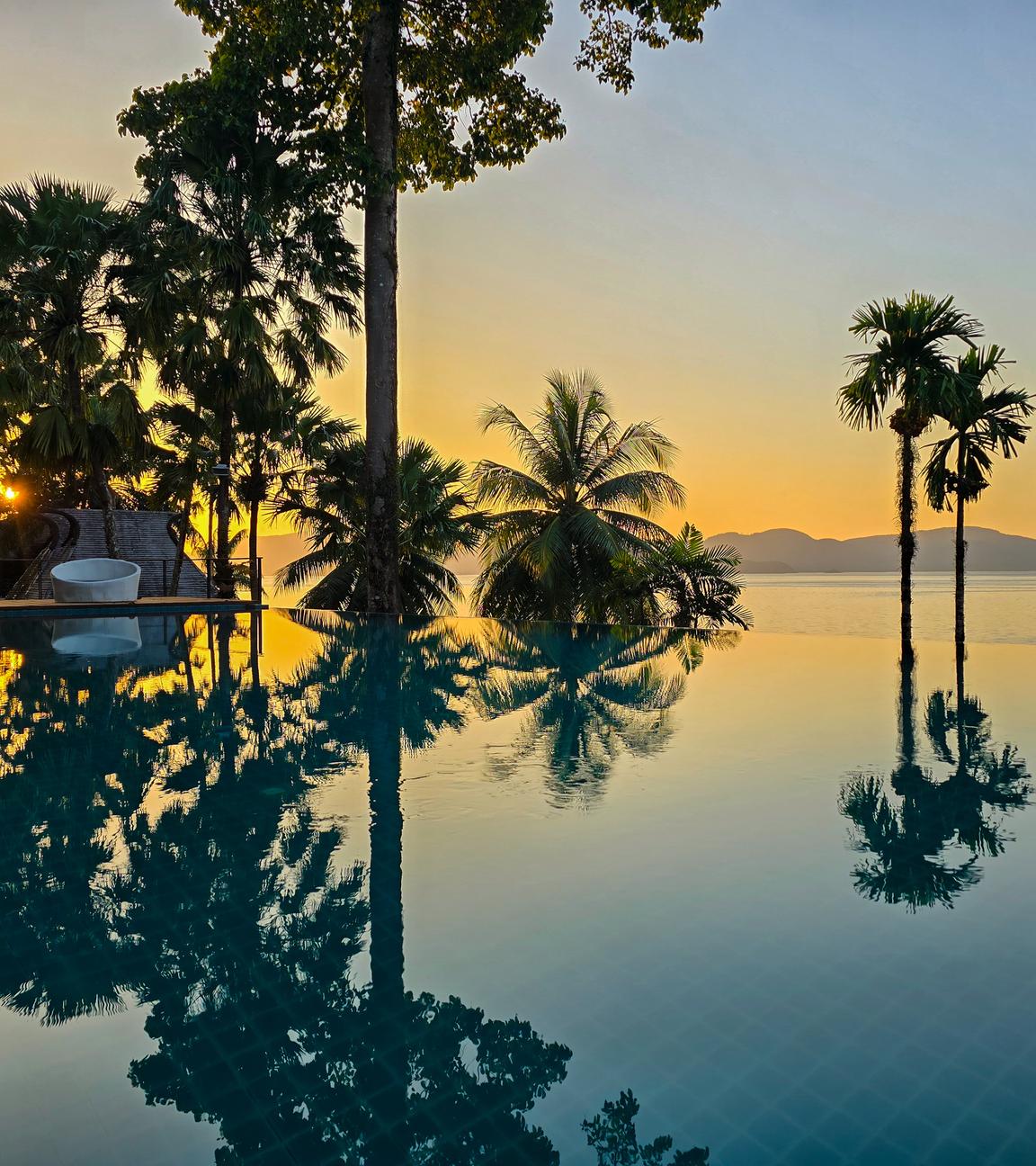 Schöner Blick auf den Sonnenuntergang von einem Infinity-Pool auf der Insel Koh Phayam in Thailand