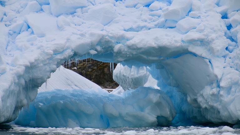 Gletscher schmelzen rasant – doch ihre Klimageschichte bleibt erhalten: Ein neues Antarktis-Archiv sammelt weltweit Eisproben. (Auf dem Bild ist ein Eisberg in der Antarkis zu sehen)