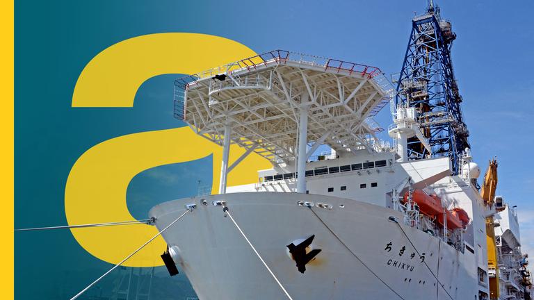 Das japanische Tiefsee-Bohrschiff Chikyu, das am Pier im Hafen von Shimizu in der Präfektur Shizuoka vor Anker liegt.