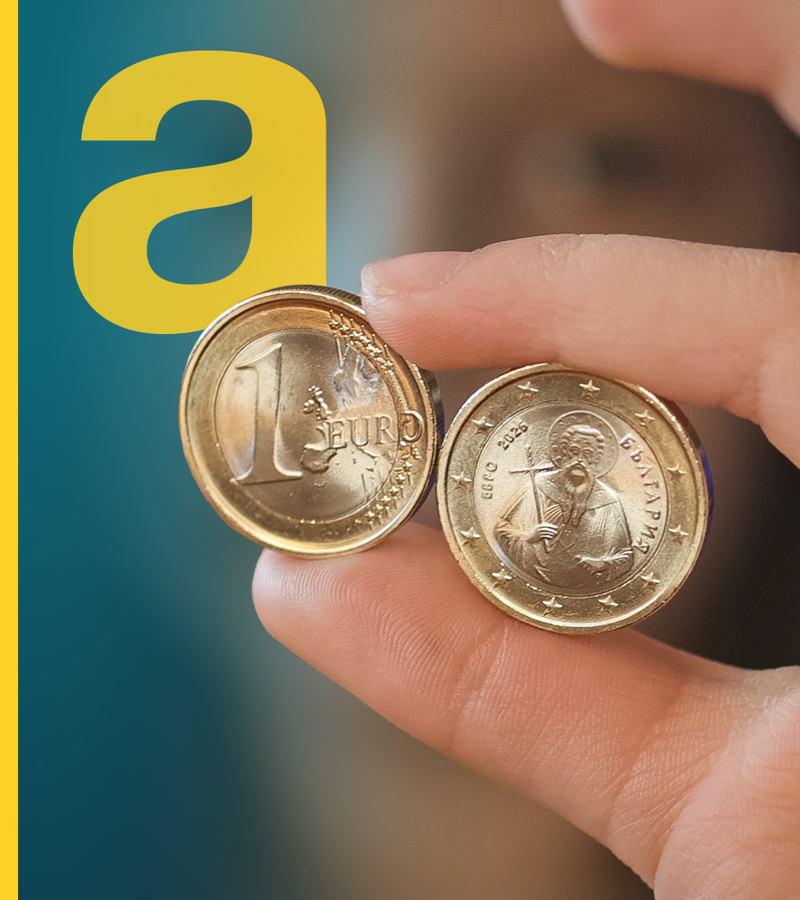 Ein Mädchen posiert in Sofia mit neuen Euro-Münzen mit bulgarischen Symbolen in der Hand.