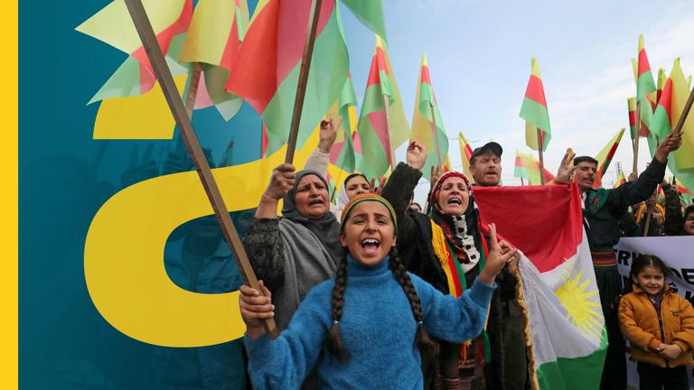  Syrische Kurden hissen Flaggen und zeigen das V-Zeichen für „Victory“ während einer Demonstration in der Stadt Hasakeh im Nordosten Syriens am 1. Februar 2026.
