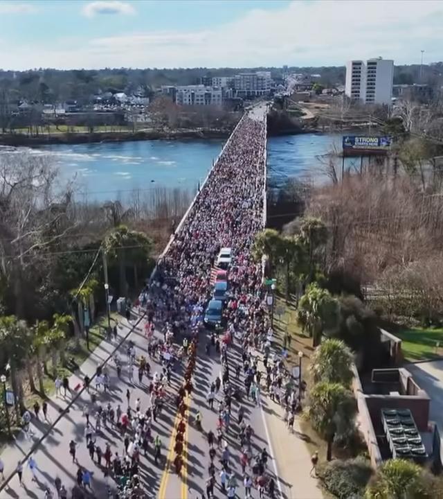 Mönche marschieren von Texas nach Washington.