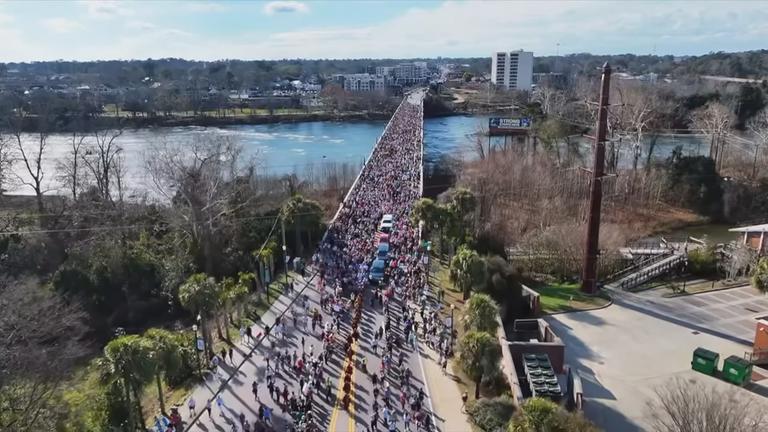 Mönche marschieren von Texas nach Washington.