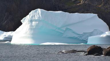 Eis schmilzt, Permafrost setzt Methan frei, der Amazonas verliert Stabilität. Kipppunkte könnten wie Dominosteine kippen. (Bild zeigt einen EIsberg)