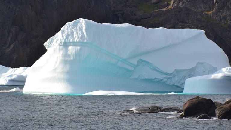 Eis schmilzt, Permafrost setzt Methan frei, der Amazonas verliert Stabilität. Kipppunkte könnten wie Dominosteine kippen. (Bild zeigt einen EIsberg)