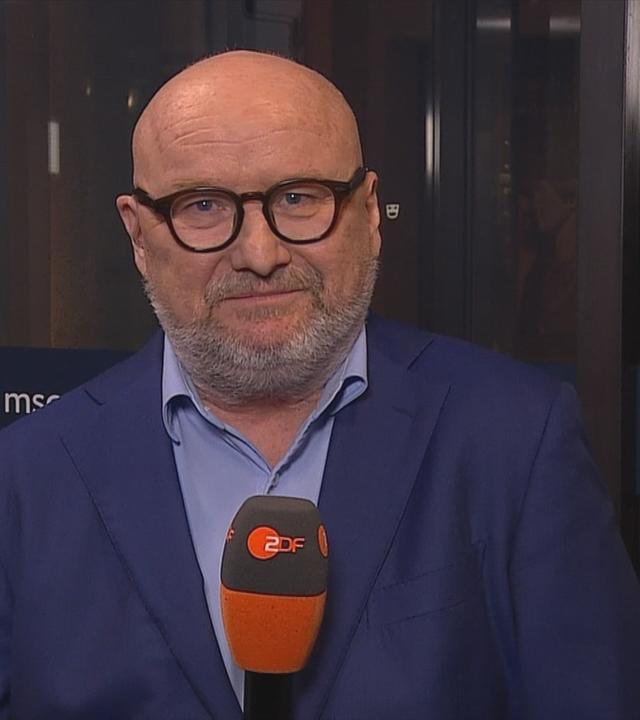 Schaltgespräch zwischen der Moderatorin Dunja Hayali und dem Korrespondent Ulf Röller.