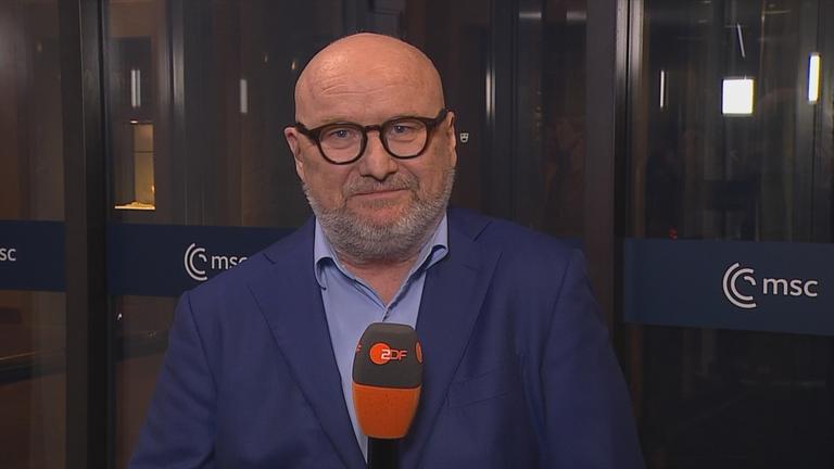 Schaltgespräch zwischen der Moderatorin Dunja Hayali und dem Korrespondent Ulf Röller.