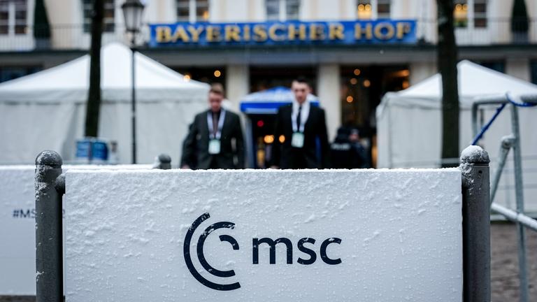 Wenn das Klima zur Gefahr wird: Neue Risiken für die globale Sicherheit. (Bild zeigt Szene der Münchner SIcherheitskonfernz- LoGo MSC im Vordergrund, dahinter verschwommen Bayerischer Hof)) 