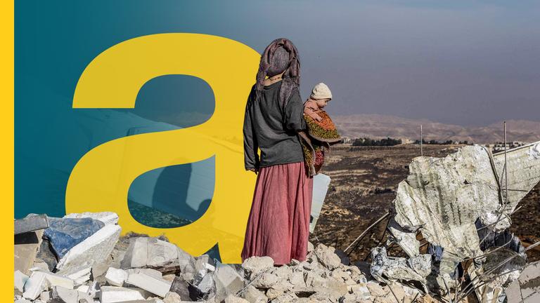 Eine Frau und ein Kind von hinten bzw. seitlich stehen auf Trümmern und schauen in die weite Ebene.