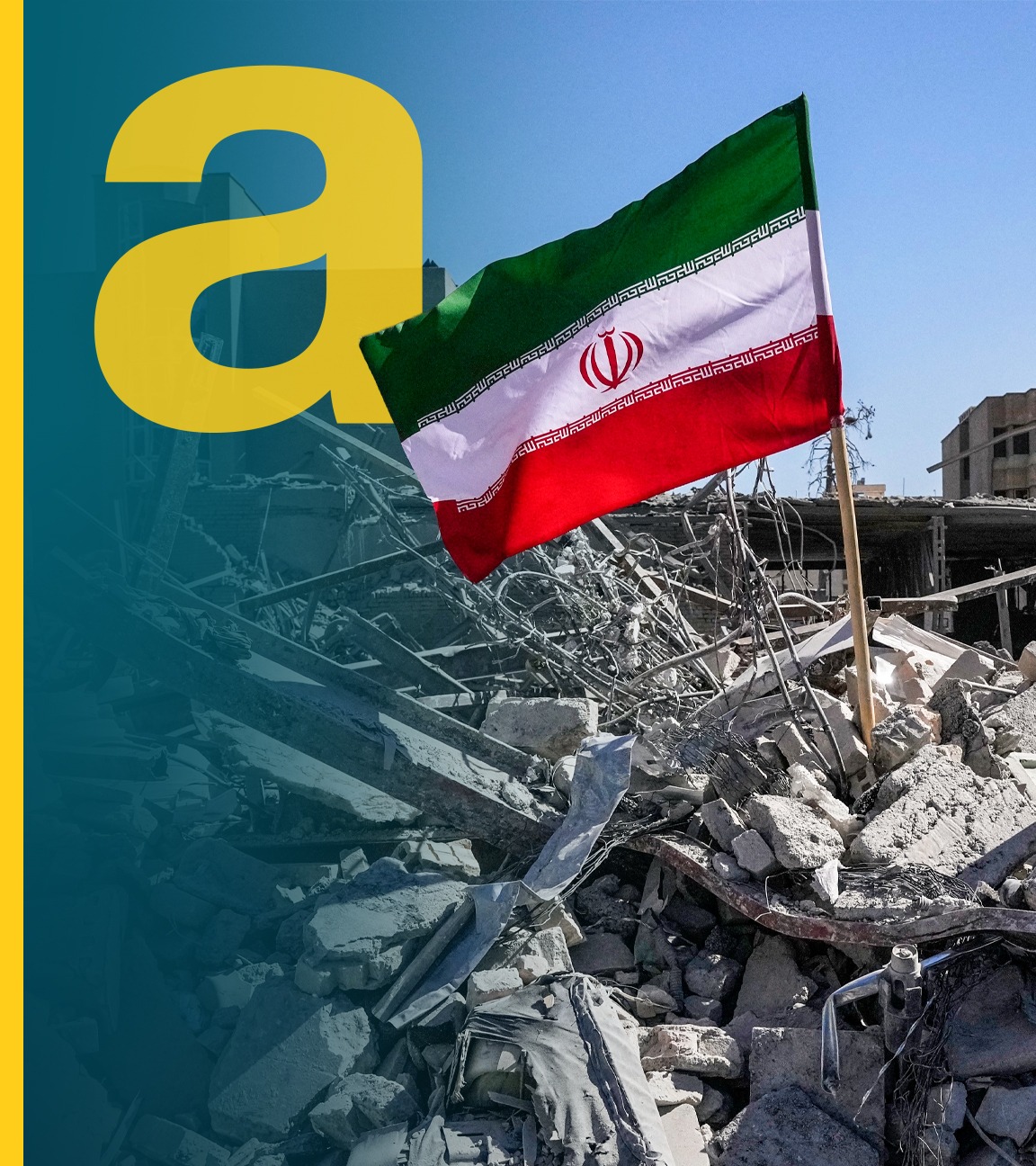 Die iranische Flagge steht auf den Trümmern eines zerstörten Gebäudes.