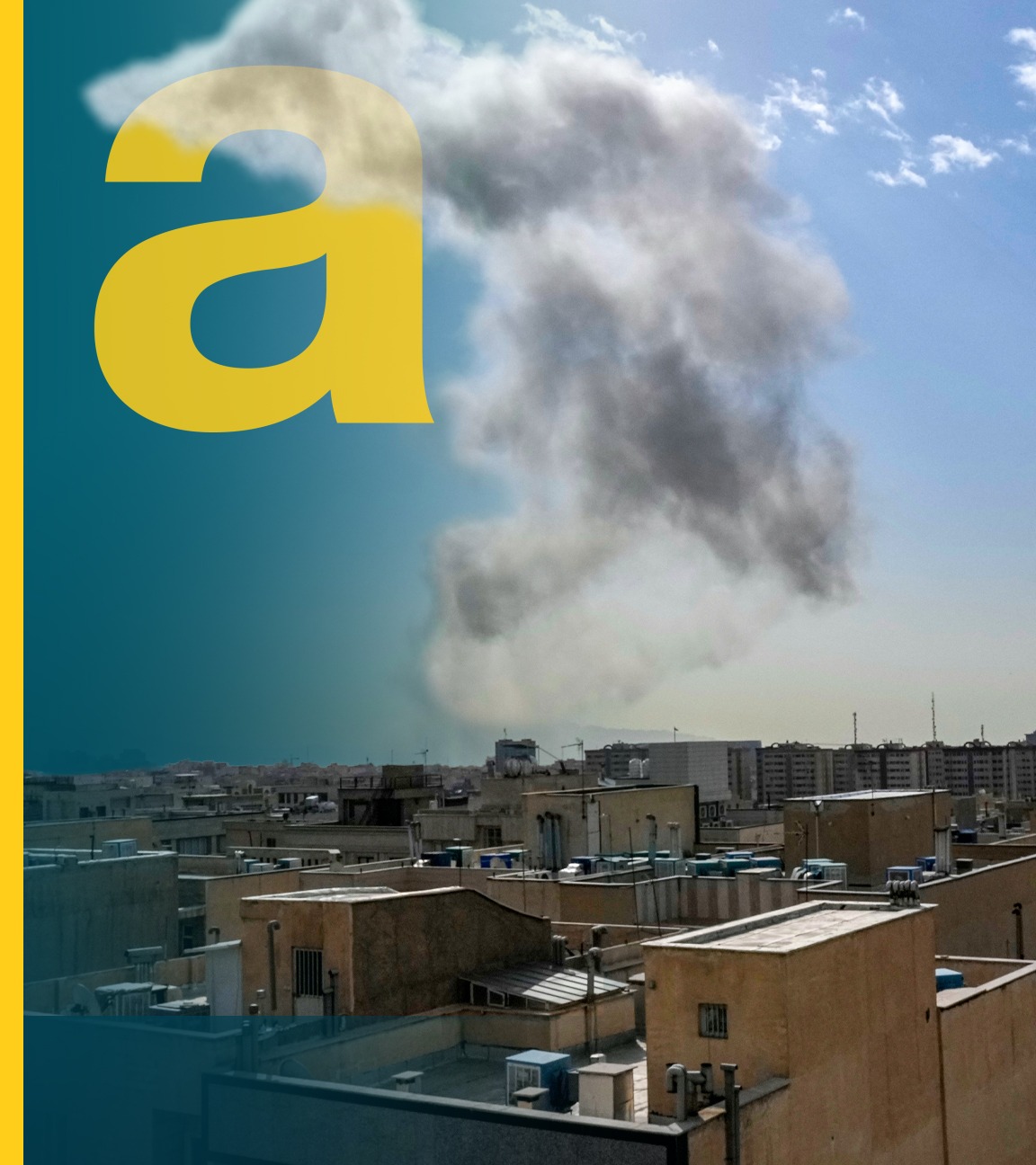 Nach einer Explosion bei blauem Himmel und Sonnenschein steigt über Teheran Rauch auf.