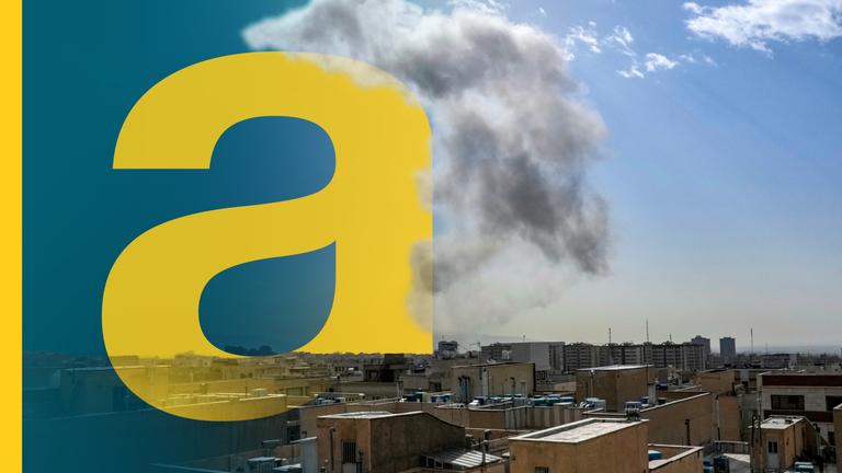 Nach einer Explosion bei blauem Himmel und Sonnenschein steigt über Teheran Rauch auf.