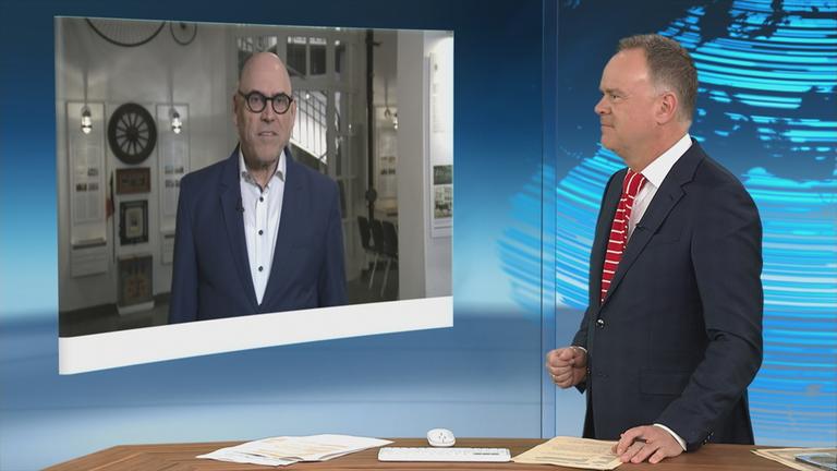 Das Schaltgespräch zwischen dem Moderator Sievers und dem Politologen Schroeder