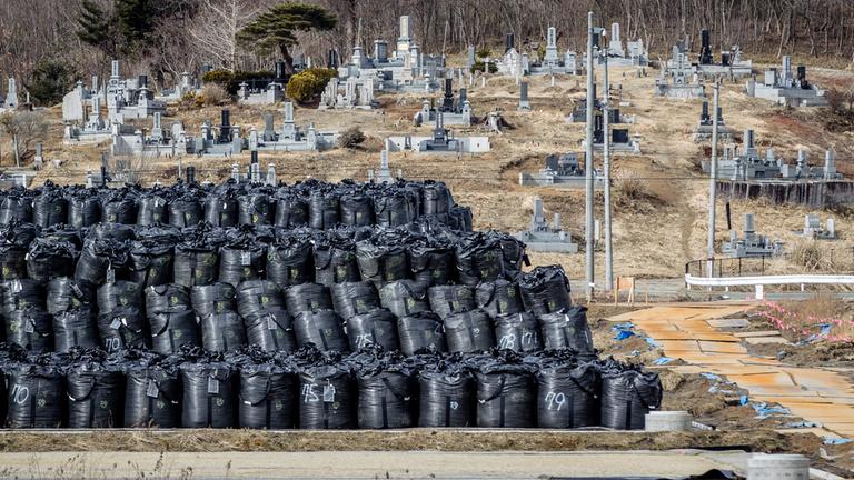 Fukushima: Große Haufen radioaktiv kontaminierter Erde in Säcken auf einem Sammelplatz