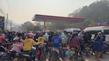 Schlange-an-Tankstelle-Asien-