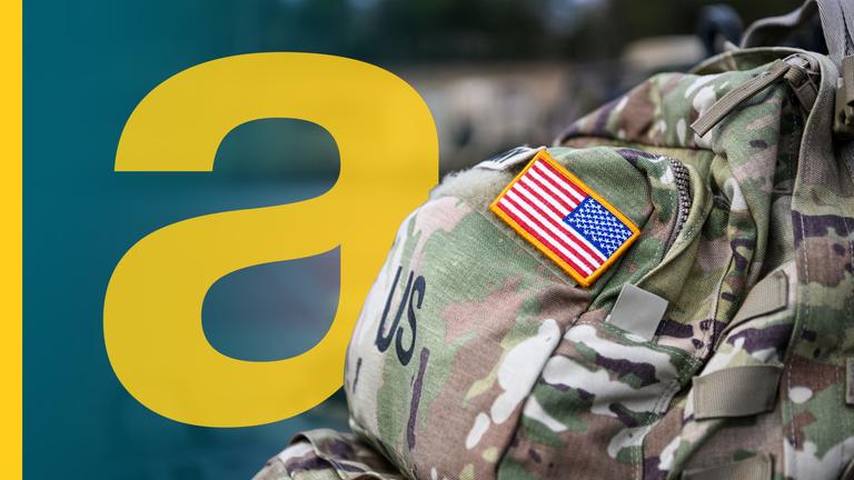 Schulter eines US-Soldaten im Camouflage-Anzug mit US-Flaggen-Aufnäher