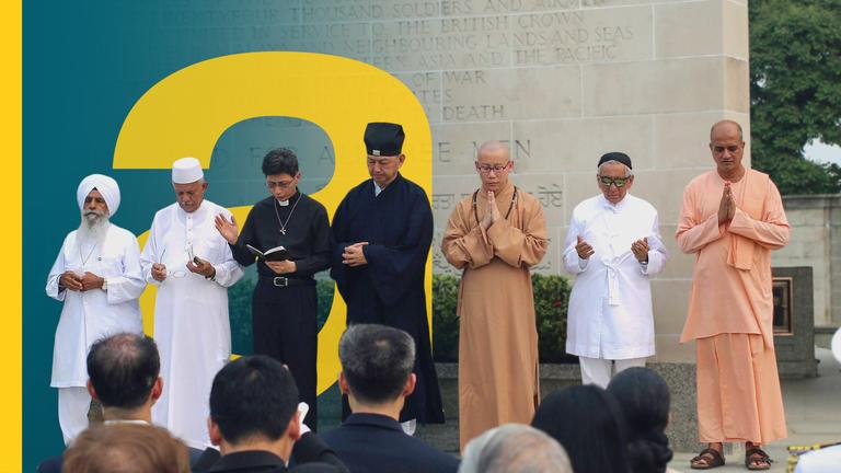 Vertreter der Interreligiösen Organisation Singapurs (IRO) beten bei einer Gedenkfeier in Singapur.