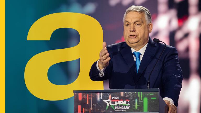 Viktor Orban spricht an einem Rednerpult und gestikuliert.
