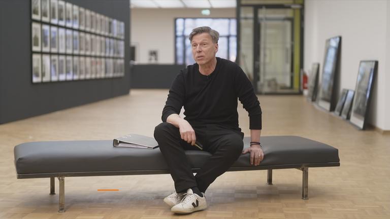 Billie Eilish, U2, Snoop Doog – der Star-Fotograf Olaf Heine hatte sie alle vor der Kamera. Die Kunsthalle Rostock zeigt seine Bilder der Weltstars erstmals in einer Ausstellung. 