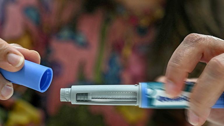 Ozempic, Wegovy, Saxenda: Die Abnehmspritzen boomen – und mit ersten Patentenden könnten sie günstiger werden. (Im Bild zu sehen: Eine Spritze vor verschwommenen Hintergund)