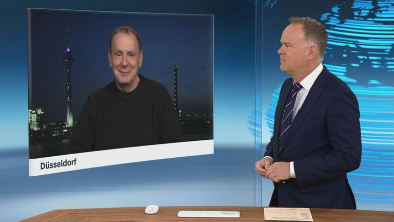 Schaltgespräch zwischen dem Moderator Christian Sievers und dem Karnevalswagenbauer Jascques Tilly