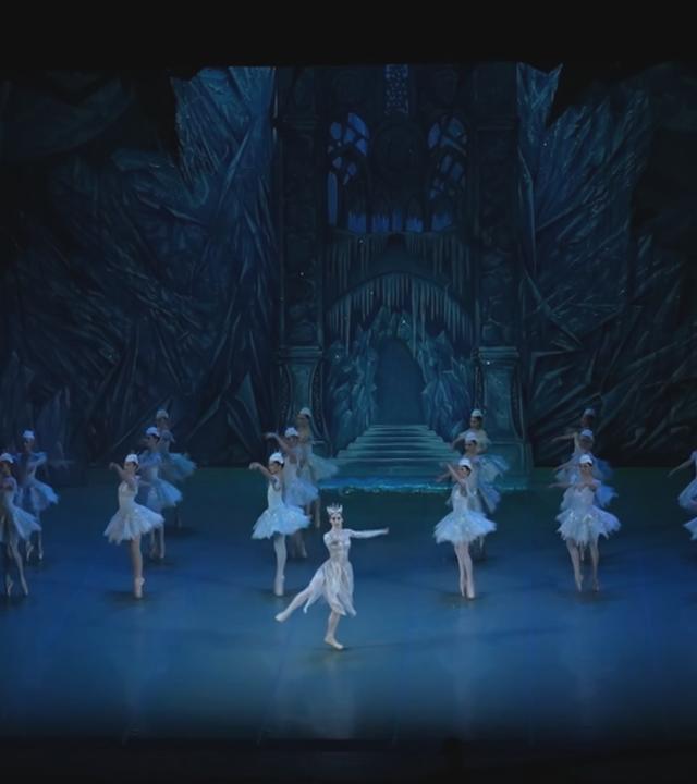 Balletttänzerinnen auf einer Bühne