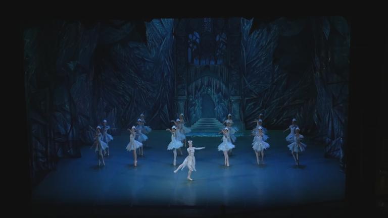 Balletttänzerinnen auf einer Bühne