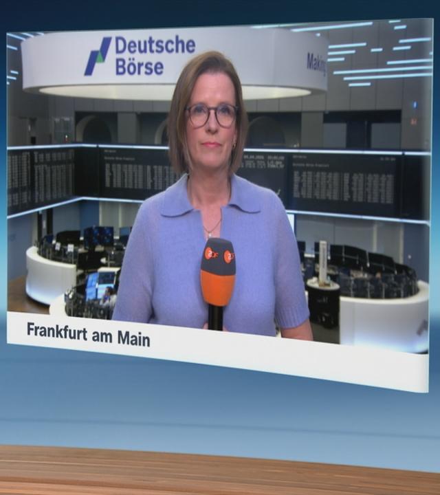 Valerie Haller an der Frankfurter Börse und Moderator Christopher Wehrmann