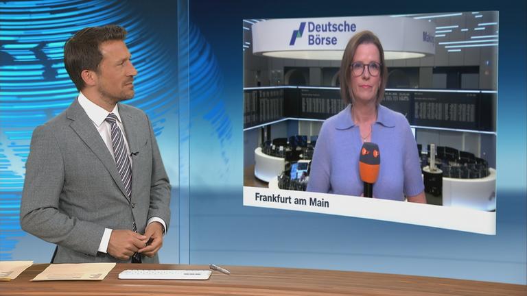 Valerie Haller an der Frankfurter Börse und Moderator Christopher Wehrmann