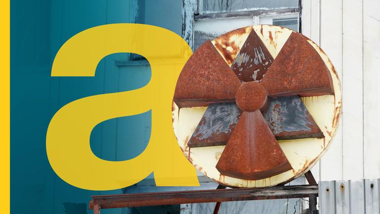 Ein Strahlungssymbol in der verlassenen Stadt Pripyat in der Sperrzone von Tschernobyl.