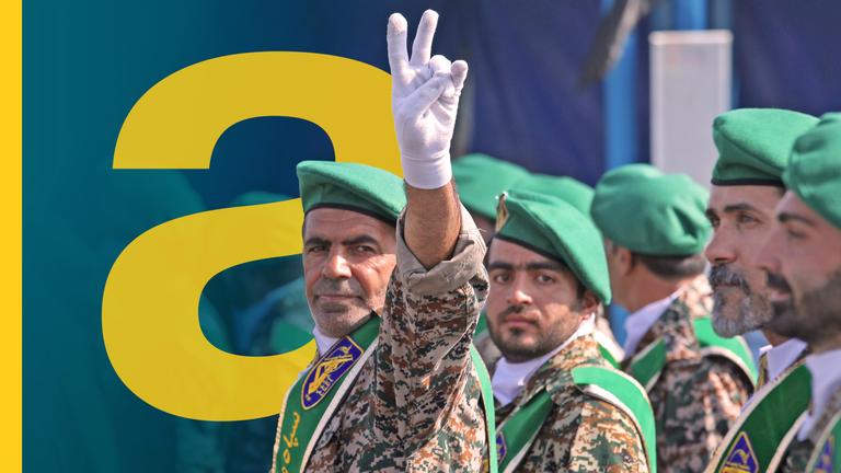 Ein Mitglied der iranischen paramilitärischen Basij-Truppe zeigt bei einer Militärparade außerhalb von Teheran das Victory-Zeichen.