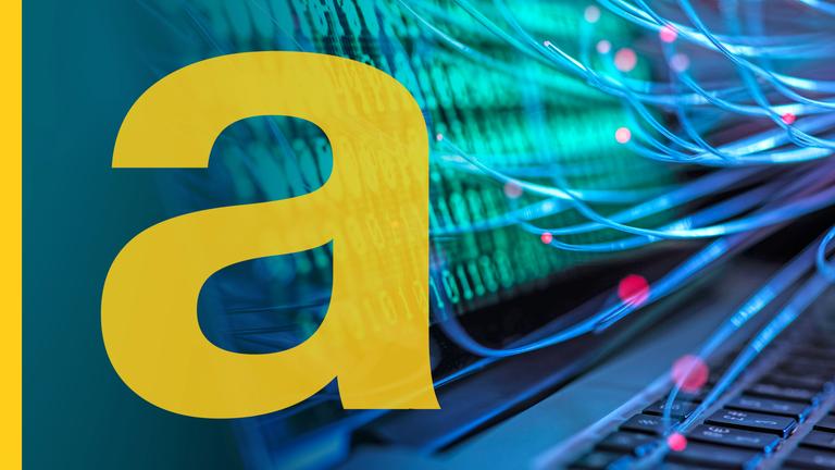 Ein Computer mit Binärcode und leuchtenden Drahtverbindungen.