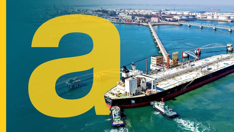 Ein Rohöltanker wird an einen Liegeplatz im Ölterminal des Hafens von Qingdao in der ostchinesischen Provinz Shandong herangeführt.