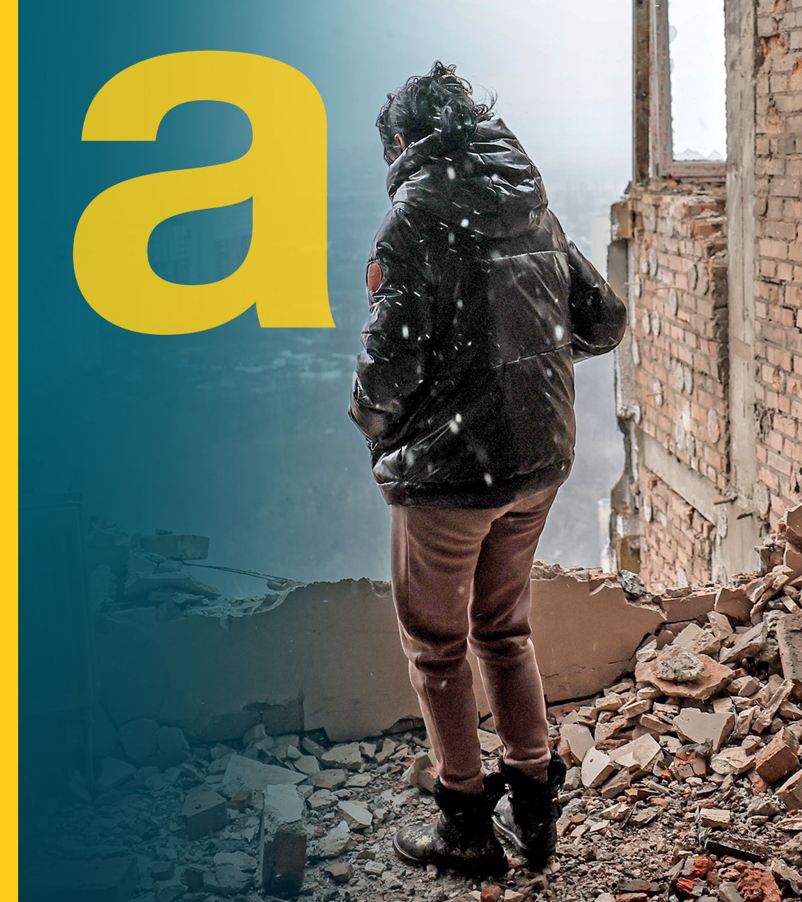 Eine Frau steht in einem zerstörten Hochhaus und schaut aus dem Loch in der Fassade hinunter auf die Stadt.