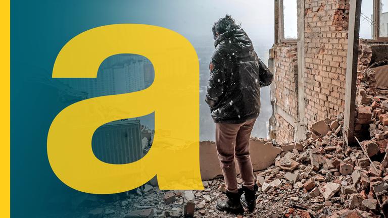 Eine Frau steht in einem zerstörten Hochhaus und schaut aus dem Loch in der Fassade hinunter auf die Stadt.