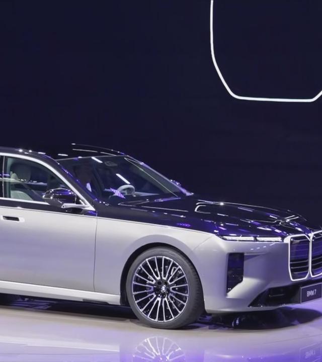 Automobilmarkmesse in Peking. Gezeigt wird ein neues Modell in Silber 