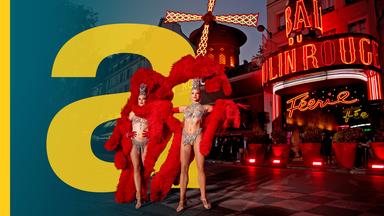 Leicht bekleidete Tänzerinnen stehen vor dem Moulin Rouge.