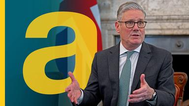 Großbritanniens Premierminister Keir Starmer gestikuliert und redet.
