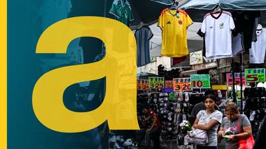 Ein Straßenmarkt in Mexiko-City verkauft inoffizielle Trikots für die WM
