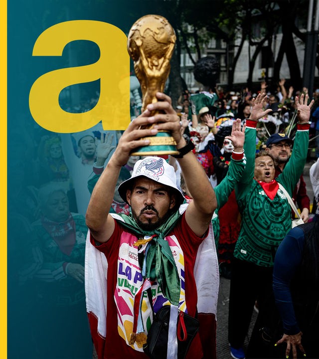 Ein mexikanischer Fußballfan hebt einen WM-Pokal in die Höhe