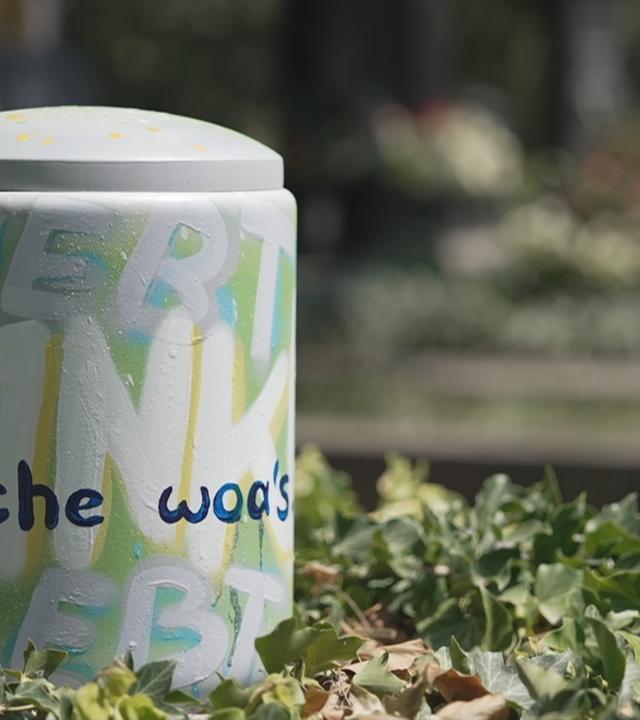Streetart-Künstler gestalten Urnen im Wettbewerb. 