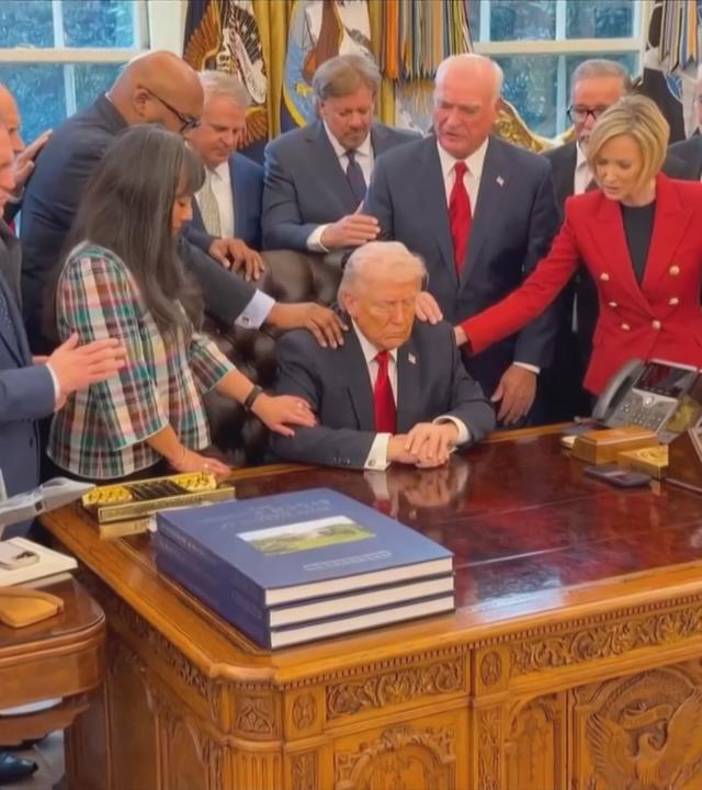Donald Trump umgeben von Vertrauenten