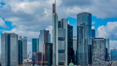 Mehrere Hochhäuser in der Skyline von Frankfurt