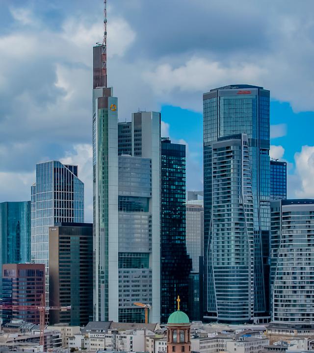 Mehrere Hochhäuser in der Skyline von Frankfurt
