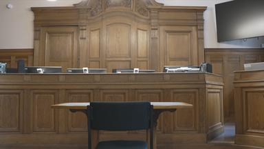 Leerer Gerichtssaal