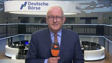 Wirtschaftsgespräch zwischen der Moderatorin Hannah Zimmermann und dem Wirtschaftsexperten Frank Bethmann