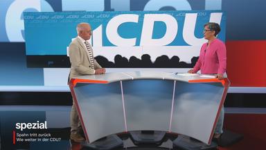 Moderatorin im Studiogespräch mit Politikwissenschaftler Karl-Rudolf Korte