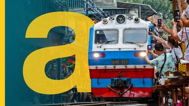 Train Street in Hanoi mit Touristen
